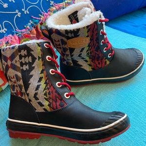 Keen waterproof snow boots women size 7.5